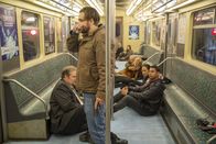 Castle – Das Team um Beckett und Castle ermittelt in einem Fall, bei dem Jared Stone (Will Rothhaar, vorne) mehrere Geiseln, unter anderem auch Detective Esposito (Jon Huertas, r. vorne), in einer U-Bahn festhält ...