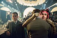 Babylon Berlin – Gereon Rath (Volker Bruch) ermittelt im zwielichtigen Milieu.