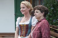 Der Bergdoktor – Lisbeth (Monika Baumgartner, r.) beliefert trotz des strikten Arbeitsverbots ihres Sohnes Martin das Wirtshaus von Susanne Dreiseitl (Natalie O’Hara, l.).