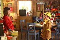 The Middle – Wie wird Sue (Eden Sher, l.) reagieren, wenn sie entdeckt, dass sie zukünftig mit ihrem Bruder Brick (Atticus Shaffer, r.) zusammenarbeiten muss?