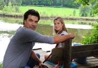 Sturm der Liebe – ARD STURM DER LIEBE FOLGE 1634 Uhr im ERSTEN. Konstantin (Moritz Tittel, l.) ist der Meinung, eine bessere Therapie als Schwimmen für Marlene (Lucy Scherer, r.) gefunden zu haben.