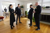 Elementary – (v.l.n.r.) Joan Watson (Lucy Liu); Sherlock Holmes (Jonny Lee Miller); Marcus Bell (Jon Michael Hill); Tommy Gregson (Aidan Quinn).