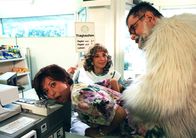 Muttertag – v.li.: Trude Neugebauer (Andrea Händler), Kassiererin Haberl (Eva Billisch), Detektiv Übleis (Herwig Seeböck).