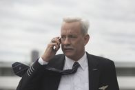 Sully – Flugkapitän Chesley 'Sully' Sullenberger (Tom Hanks) hat ein technisches Wunder vollbracht: Er hat ein vollbesetztes Passagierflugzeug auf dem New Yorker Hudson River so notgelandet, dass alle Passagiere und die Crew gerettet werden können und ruft kurz seine Frau an.