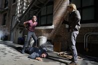 MacGyver – Nachdem Jack Dalton (George Eads, l.) und MacGyver (Lucas Till, r.) einen der Entführer des Killervirus überwältigen konnten, bleibt die Kapsel mit der Biowaffe verschwunden. Können sie diese noch rechtzeitig finden, bevor der Virus Millionen Menschenleben auslöscht?