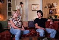 Young Sheldon – Mandy (Emily Osment, l.); Georgie Cooper (Montana Jordan, r.)