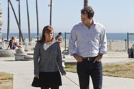 Navy CIS: L.A. – Nell (Renee Felice Smith, l.) versucht, ihr Trauma zu bekämpfen, dass sie einen Menschen erschossen hat. Nate (Peter Cambor, r.) wird gerufen, um ihr zur Seite zu stehen ...