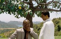 Noch tausend Worte – Jack McCall (Eddie Murphy, l.) ist es gewohnt, andere zu belügen und zu täuschen. Daher lässt der exzentrische Guru Dr. Sinja (Cliff Curtis, r.) einen verfluchten Baum erscheinen, welcher mit jedem von Jacks Worten ein Blatt verliert. Das Verhängnisvolle: wenn der Baum alle Blätter verloren hat, stirbt Jack.