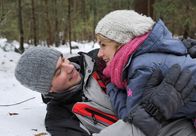 Sturm der Liebe – ARD STURM DER LIEBE FOLGE 1734 Uhr im ERSTEN. Konstantin (Moritz Tittel, l.) und Marlene (Lucy Scherer, r.) landen im Schnee: Für einen Moment liegt sie in seinen Armen und ist glücklich.