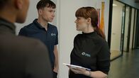 DreaMars – Max (Filip Shaulov, m.) und Leni (Amaresh Sanka, l.) wollen Naomi (Neta Plotnik, r.) entlarven.