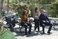 Single Parents – v.l.n.r.) Poppy Banks (Kimrie Lewis): Miggy Park (Jake Choi); Angie D'Amato (Leighton Meester); Douglas Fogerty (Brad Garrett)