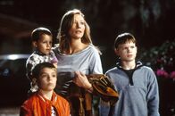 The Gift - Die dunkle Gabe – Annie Wilson (Cate Blanchett) und ihre drei Söhne: Miller Wilson (Hunter McGilvray, vorne, l.), Ben Wilson (David Brannen), Mike Wilson (Lynnsee Provence, r.)
