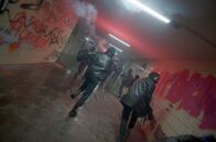 Störenfrieda – Ava (Katharina Abel, Mi.) und ihre Lebenspartnerin Sascha (Massiamy Diaby, re.) kämpfen mit voller Kraft und Aktivismus für eine tolerante Welt ohne Sexismus.