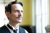 Terra X: Nikola Tesla - Magier der Elektrizität – Auch wenn er ein angesehenes Mitglied der Gesellschaft war: Zeit seines Lebens galt Nikola Tesla (Ivan Ivanov) als Sonderling. Stets dachte er über neue Erfindungen nach. Immer im Fokus, die Welt ein wenig smarter zu machen.