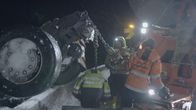 Ice Road Rescue - Extremrettung in Norwegen – Die Jungs beschließen, den Lastwagen für einen Moment zu verlassen, wobei sie nur von den Rädern gehalten werden, die am Geländer eingehakt sind. (National Geographic)