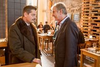 Falk – Falk (Fritz Karl, l.) muss im Restaurant einspringen, um eine geschlossene Gesellschaft von Offergeld (Peter Prager, r.) zu retten.