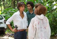 Deadly Tropics – Mélissa Sainte-Rose (Sonia Rolland) hat es nicht leicht als alleinerziehende Mutter. Zunächst scheint es, als sei ihre Tochter Chloé (Antoinette Giret, r.) in einen Mordfall verwickelt. Mélissas Kollege Aurélien Charlery (Julien Béramis) steht ihr immer zur Seite.