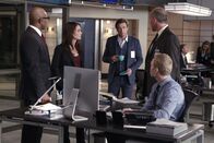 The Mentalist – Ein neuer Fall wartet auf (v.l.n.r.) Dennis Abbott (Rockmond Dunbar), Teresa Lisbon (Robin Tunney), Patrick Jane (Simon Baker), Det. Brian Portis (Alex Fernandez) und Jason Wylie (Joe Adler) ...