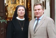 Um Himmels Willen – Rivalen: Lotte (Jutta Speidel, l.) und Bürgermeister Wöller (Fritz Wepper, r.).