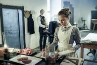 Charité – Georg Tischendorf (Maximilian Meyer-Bretschneider) fertigt mit Hilfe von Hilfswärterin Ida (Alicia von Rittberg) Fotogtafien von Präparaten an.