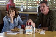 The Middle – Um Frankie (Patricia Heaton, l.) zu entlasten, übernimmt Mike (Neil Flynn, r.) die Vorbereitungen für das familiäre Weihnachtsfest ...