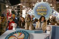 Gilmore Girls – Da Lorelai (Lauren Graham, r.) neben ihrer Arbeit einen Stand auf dem Winterfest von Stars Hollow betreut, hat sie kaum Zeit für Luke. Der nutzt die Gelegenheit, um sich heimlich mit seiner Tochter April zu treffen ...