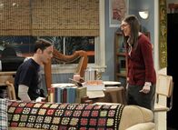 The Big Bang Theory – Während Amy (Mayim Bialik, r.) das Tempo ihrer Beziehung anziehen möchte und Sheldon (Jim Parsons, l.) zu sich einlädt, sagt Leonard etwas zu Penny, das sie sehr verwirrt ...