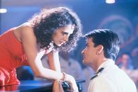 Hot Shots! Die Mutter aller Filme – Die hübsche Truppen-Psychiaterin Ramada Thompson (Valeria Golino, l.) gibt es bald auf, sich gegen Toppers (Charlie Sheen, r.) Charme zu wehren ...