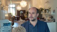 SOKO Wismar – Tatsächlich hat Harald Hoffmann (Christoph Tomanek) Falk Schöller wegen Körperverletzung angezeigt. Die beiden Männer haben sich erst vor wenigen Wochen wegen Haralds Ehefrau Tanja geprügelt. Hat Hoffmann seinen Nebenbuhler nun endgültig aus dem Weg geräumt?