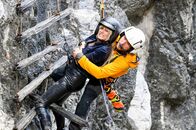 Die Bergretter – In letzter Sekunde kann Bergretter Markus (Sebastian Ströbel) Isabell Klett (Heidi Klum) retten.