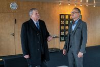 Der Staatsanwalt – Oberstaatsanwalt Bernd Reuther (Rainer Hunold, l.) will von Verleger Volker Lieg (Holger Handtke, r.) mehr über einen von dessen Autoren erfahren.