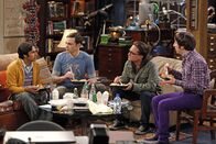 The Big Bang Theory – Ganz besondere Freunde: Sheldon (Jim Parsons, 2.v.l.), Rajesh (Kunal Nayyar, l.), Leonard (Johnny Galecki, 2.v.r.) und Howard (Simon Helberg, r.) ...