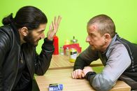 Silent Witness – Die Drogendealer Ramush (Uriel Ramush) und Rudi (Rad Kaim) verkaufen schädliche Drogen.