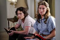 Young Sheldon – Georgie (Montana Jordan, l.); Mary (Zoe Perry, r.)