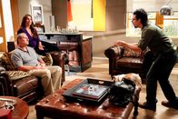 Modern Family – Guillermo (Lin-Manuel Miranda, re.), den Gloria (Sofia Vergara) irgendwo aufgegabelt hat, stellt dem erfolgreichen Geschäftsmann Jay (Ed O'Neill) seine neueste Entwicklung vor, die 'Gutes Hundchen, böses Hundchen'-Leckerlis.