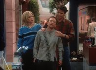 Eine schrecklich nette Familie – Bud (David Faustino, M.), gelähmt durch Kellys (Christina Applegate, l.) Massagekünste, erwartet ausgerechnet von Jefferson (Ted McGinley, r.) Hilfe.