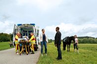 Watzmann ermittelt – Jerry (Peter Marton, 2.v.r.) und Johanna Beissl (Ines Lutz, 3.v.r.) waren zufällig zur Stelle, wie die erfolgreiche Turnier-Reiterin Sarah Gantinger (Julia Steingaß, 2.v.l. mit Komparsen) von ihrem Pferd stürzt.