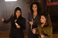 Charmed – (v.l.n.r.) Mel Vera (Melonie Diaz); Macy Vaughn (Madeleine Mantock); Maggie Vera (Sarah Jeffery)