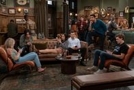 How I Met Your Father – (v.l.n.r.) Sophie (Hilary Duff); Valentina (Francia Raisa); Ellen (Tien Tran); Charlie (Tom Ainsley); Sid (Suraj Sharma); Jesse (Chris Lowell)