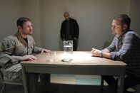 Navy CIS: L.A. – Callen (Chris O'Donnell, M.) und Sam (LL Cool J, r.) ermitteln in einem neuen Mordfall und stoßen dabei auf Navy Chief Petty Officer Green (Gino Anthony Pesi, l.). Doch ist er der gesuchte Mörder?