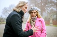 Sturm der Liebe – Rosalie (Natalia Alison, r.) ist nicht begeistert, als Michael (Erich Altenkopf, l.) ihr mitteilt, dass Werner in die Scheune zieht.