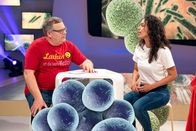 1, 2 oder 3 – Studiogast Dr. Florence Randrianarisoa ist Ärztin und erklärt Elton unter anderem, was Mikroorganismen sind und welche Aufgabe sie in unserem Körper haben.