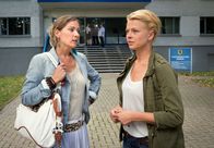 Akte Ex – ARD HEITER BIS TÖDLICH - AKTE EX II. Staffel (8 neue Folgen), Folge 15 "Kleinvieh macht auch Mist"50 Uhr im Ersten. Kristina Katzer (Isabell Gerschke, r.) trifft sich mit Marianne Reitz (Astrid Leberti, l.), die mit dem ermordeten Wiesner eine Affäre hatte und eiskalt abserviert wurde.