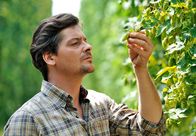 Hopfensommer – Besser als alle anderen weiß Karl (Fritz Karl), mit Natur, Pflanzen und dem Boden umzugehen.