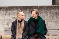 Huck – Ein Mineralwasserbrunnen ist vergiftet worden - Huck (Patrick von Blume, r.) ermittelt gegen seinen ehemaligen Klassenkameraden Peter Hollinger (Peter Beck, l.), einen zutiefst frustrierten Geologen.
