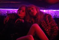 High Resolution – Erin (Ellie Bamber, l.); Leah (Hannah Marks, r.)
