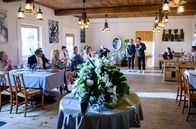 Sturm der Liebe – Greta fühlt sich nicht wohl in Luis’ Armen, obwohl ihr Einstand als Partnerin ein Erfolg ist. (mit Antje Hagen, vorne l., Joachim Nimtz, vorne 2.v.l., Tanja Lanäus, vorne r., Laura Osswald, hinten l. und Michael Baral, hinten r.).