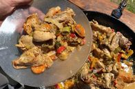 Stadt Land Kunst – Pollo al Disco: eine traditionelle argentinische Spezialität