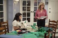 Last Man Standing – Mandy (Molly Ephraim, l.); Vanessa (Nancy Travis, r.)