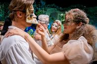 Sturm der Liebe – Nach einem magischen Tanz liegt zwischen Ana (Soluna-Delta Kokol, r. vorne mit Daniela Kiefer, r. hinten & Dirk Galuba, l. hinten) und Lysander (Martin Walde, l. vorne) ein Kuss in der Luft.